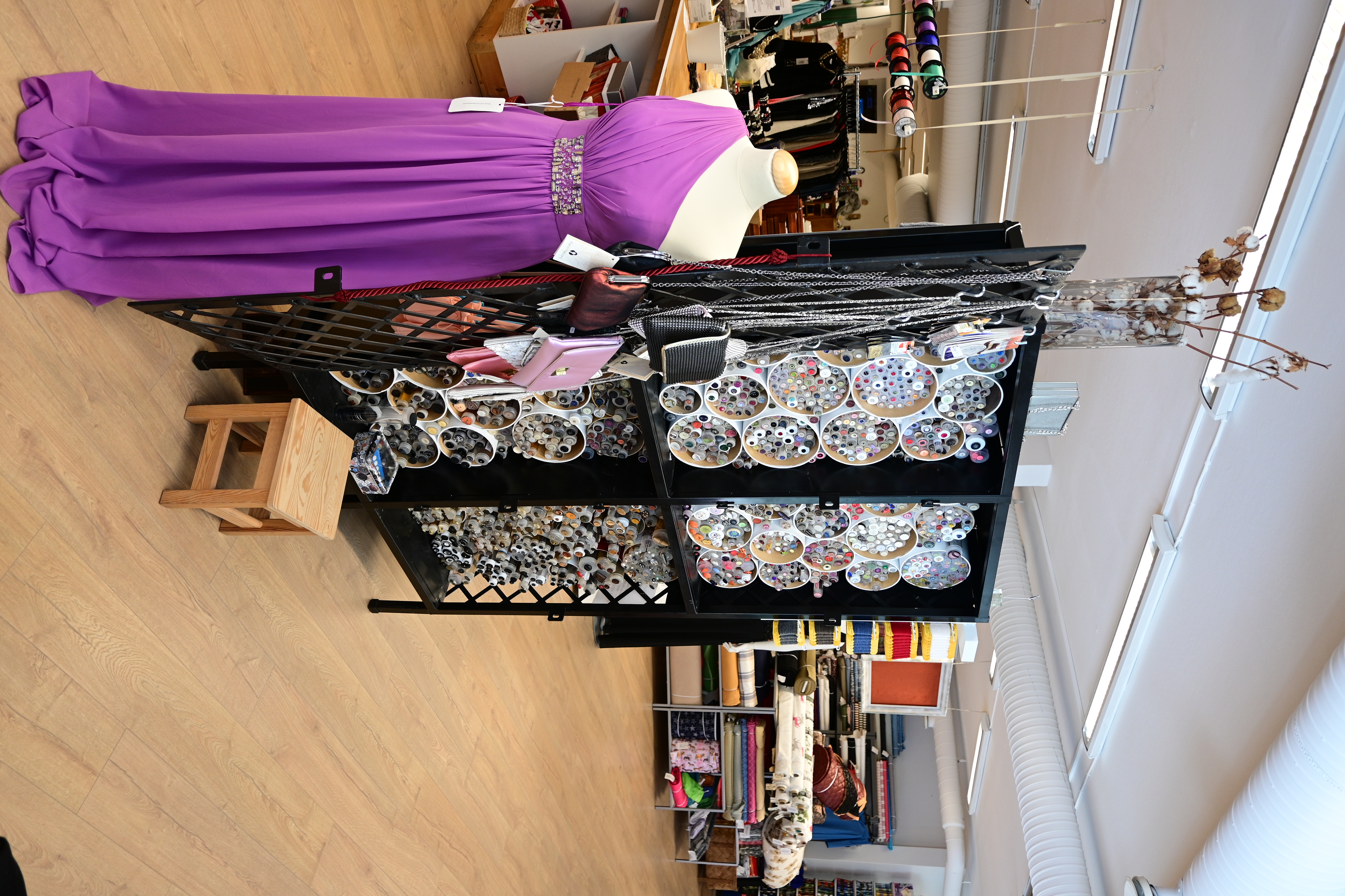 Klänning framför skåp med knappar